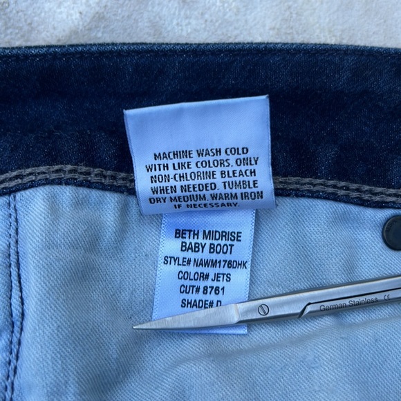 Hudson Beth mid rise baby boot jeans back pockets button closed size 28 long - Picture 10 of 14